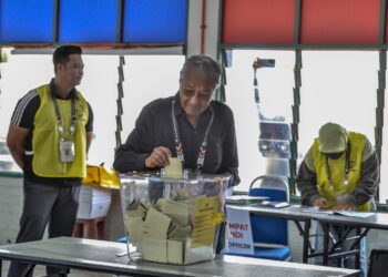 DR. Mahathir Mohamad mengundi di SK Titi Gajah bagi Parlimen Kuala Kedah di Alor Setar. -UTUSAN/SHAHIR NOORDIN