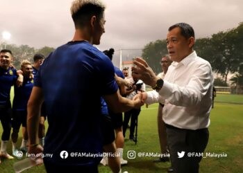 HAMIDIN sentiasa turun memberi kata-kata semangat kepada pemain Harimau Malaya.