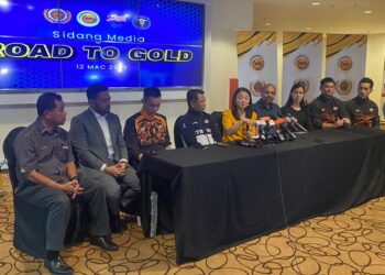 Hannah Yeoh (tengah) pada sidang media Road To Gold di Stadium Nasional Bukit Jalil, semalam.-UTUSAN/HAKIMI ISMAIL