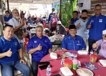 SHAMSULKAHAR Mohd. Deli (duduk, dua dari kiri) ketika ditemui di Bilik Gerakan Taman Tuanku Puan Chik, Bahau, Jempol hari ini.-UTUSAN/ZAKKINA WATI AHMAD TARMIZI.