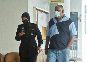 L. Jaya Seelan (kanan) hadir ke Mahkamah Sesyen Seremban hari ini bagi berdepan lima pertuduhan memperdagangkan lima individu bagi tujuan eksploitasi buruh paksa di sebuah ladang kelapa sawit di Rompin, Jempol antara tahun 2008 sehingga November 2021.-UTUSAN/MOHD. SHAHJEHAN MAAMIN.