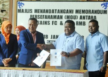 MISLAN Miskam (dua dari kiri) dan Mohamad Afif (dua dari kanan) bersalaman pada Majlis Menandatangani MoU antara Sains FC dan Run RMB yang diadakan di Seremban hari ini.-UTUSAN/MOHD. SHAHJEHAN MAAMIN.
