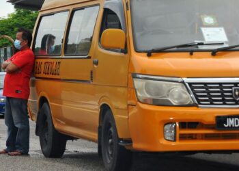 Pengusaha bas sekolah kini mengeluh dengan kenaikan kos tambahan antara RM1,000 hingga RM2,000 untuk memperbaharui insurans kenderaan. - Gambar hiasan