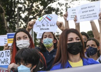 Sebahagian penyokong pada Himpunan Aman Anti Peperangan Unite For Ukraine, Malaysia Bersolidariti dengan Ukraine  di Kedutaan Rusia, Kuala Lumpur, baru-baru ini. – MINGGUAN/AMIR KHALID