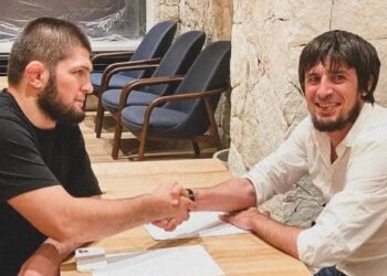 KHABIB Nurmagomedov (kiri) menandatangani kontrak bersama pasukan divisyen ketiga Rusia, Legion Dynamo.