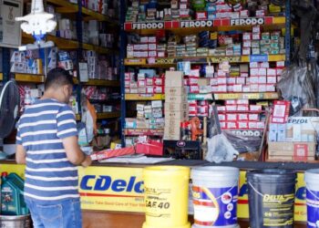 Pelanggan mendapatkan alat ganti untuk kereta di sebuah kedai 
di Petaling Jaya.  – UTUSAN/FAUZI BAHARUDIN