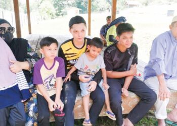 MOHAMED Daniel Mohd. Radzi (tengah) rela berkorban untuk membantu datuk dan neneknya menjaga empat adiknya yang masih kecil.
