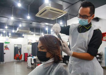 Tukang gunting rambut antara yang terjejas apabila PKP dilaksanakan.