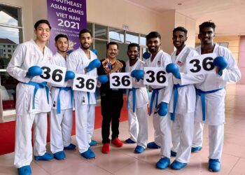 KETUA Kontinjen Negara pada Sukan SEA 2021, Nur Azmi Ahmad (tengah) bersama pasukan karate yang menghadiahkan pingat emas ke-36 buat Malaysia di Hanoi.