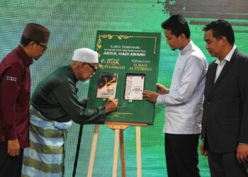 Abdul Hadi Awang  melancarkan buku Jejak Nabi Muhammad SAW pada program Pesta Buku Antarabangsa Kuala Lumpur (PBAKL) 2023 di Pusat Dagangan Dunia (WTC) Kuala Lumpur, semalam. - MINGGUAN/AMIR KHALID