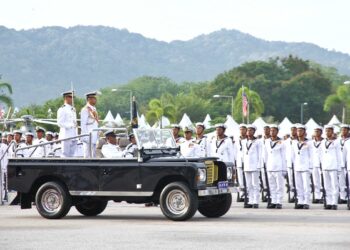 Abdul Rahman Ayob,membuat pemeriksaan perbarisan sempena Sambutan Hari Ulang Tahun TLDM Ke-89 di Pangkalan TLDM Lumut,. semalam. - UTUSAN/MUHAMAD NAZREEN SYAH MUSTHAFA