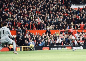 PENYERANG Manchester United,Marcus Rashford melakukan rembatan kencang ke gawang Leicester.-AGENSI