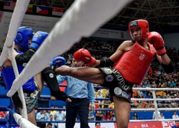 AHMAD Nor Iman Aliff (kanan) mengasak Huynh Hoang Phi  dalam pertarungan  54kg muay thai pada Sukan SEA Vietnam 2021 lalu.