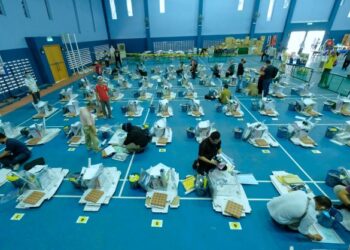 Petugas Suruhanjaya Pilihan Raya (SPR) membuat semakan peti undi menjelang Pilihan Raya Negeri Sarawak hari ini.