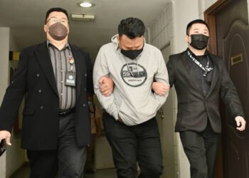 FIRDAUS Azad Ab. Hamid dihadapkan ke Mahkamah Sesyen Shah Alam, Selangor hari ini atas pertuduhan memberi dan menerima rasuah bernilai RM5,500 daripada sebuah syarikat.