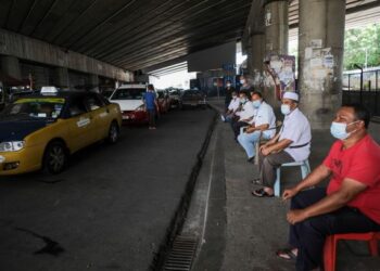 PEMANDU teksi perlu menghabiskan banyak masa setiap hari sebelum mendapat penumpang berikutan sekatan pergerakan penuh yang sedang berkuat kuasa.