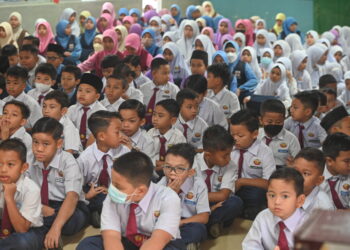 Ibu bapa meluahkan rasa lega apabila kerajaan menyalurkan Bantuan Awal Persekolahan (BAP) sebanyak RM150 kepada semua murid sekolah di negara ini yang sekali gus mengurangkan tekanan ekonomi yang dihadapi mereka. - GAMBAR HIASAN