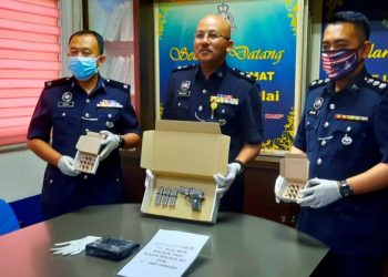 Mohd. Nor Marzukee Besar (tengah) menunjukkan sepucuk pistol dan peluru yang dirampas hasil penangkapan seorang lelaki warga tempatan dalam  sidang akhbar di Bilik Gerakan, Balai Polis Nilai, hari ini.-
FOTO: BADRUL HAFIZAN MAT ISA