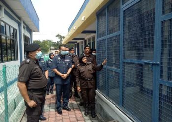 Zarina Ramli (kanan) menunjukkan pusat kuarantin Jabatan Perkhidmatan Kuarantin dan Pemeriksaan Malaysia (Maqis) kepada Saiful Yazan Alwi (kiri) selepas menghadiri Majlis Penghargaan Warga Media dan Anggota Maqis Pulau Pinang di Bayan Lepas, semalam.