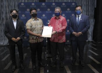 Saifuddin Abdullah menyampaikan sijil pelantikan kepada Ahli Jawatankuasa Belia untuk Hubungan Antarabangsa dan Diplomasi, Majlis Belia Malaysia (MBM) di Wisma Putra di sini, hari ini. - UTUSAN/FAISOL MUSTAFA