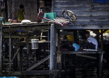 Pemandangan kehidupan di Kampung Tanjung Aru Lama di Kota Kinabalu pada 21 Septembr 2020. UTUSAN/SHIDDIEQIIN ZON