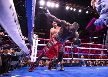 Deontay Wilder (kanan) tumbang selepas Tyson Fury melepaskan tumbukan KO pada pusingan ke-11 dalam perebutan tali pinggang kejuaraan heavyweight dunia WBC di T-Mobile Arena, Ahad lalu.- AFP