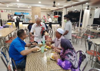 CALON PRM kerusi Parlimen Bayan Baru, Ravinder Singh tetap aktif dan bertenaga ketika berkempen pada PRU15 di sekitar kawasan itu meskipun pada usia 80 tahun.