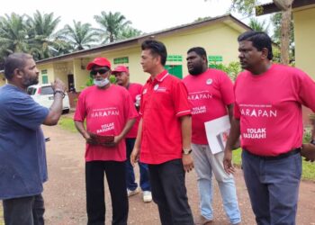 MUHAMMAD Faiz Fadzil (tengah) ketika bertemu pengundi di Ladang Regent, Gemencheh, Tampin  hari ini.-UTUSAN/NOR AINNA HAMZAH.