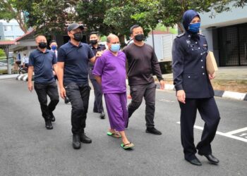 THAKUR Prasad Bhandari (berbaju lokap ungu) dibawa ke Mahkamah Majistret Seremban hari ini bagi didakwa atas pertuduhan membunuh dua pengawal keselamatan warganegara sama pada 3 Disember lalu.-UTUSAN/NOR SHAFAWATI YUP.