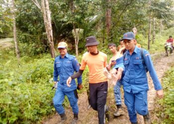 ANGGOTA Angkatan Pertahanan Awam Malaysia (APM) Kuala Krai membawa keluar mangsa yang ditemukan selamat selepas hilang selama empat hari di kawasan hutan Kampung Temalir, Kuala Krai, Kelantan-IHSAN APM