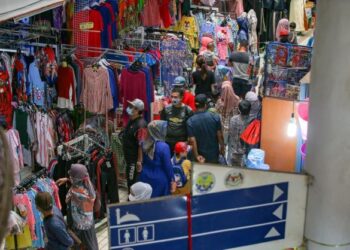PELUANG perniagaan yang semakin terbuka khususnya secara dalam talian mendorong sesetengah remaja tidak menduduki peperiksaan Sijil Pelajaran Malaysia (SPM) sebaliknya terus mencari pendapatan sendiri.-UTUSAN