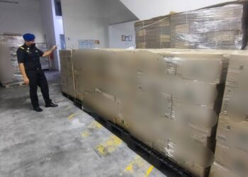 ANGGOTA penguat kuasa KPDN melakukan pemeriksaan di sebuah syarikat pembungkus minyak masak bersubsidi di Metro Park, Sendayan di Seremban semalam.