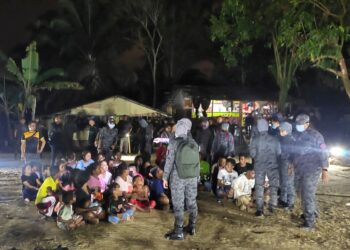 SEBAHAGIAN warga asing yang ditahan dalam serbuan yang dilakukan pihak Jabatan Imigresen Malaysia di sebuah penempatan haram warga asing di Nilai, Seremban, awal pagi tadi.-GAMBAR/JABATAN IMIGRESEN MALAYSIA.