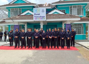 ABDUL JalilHassan (depan, empat kiri) bergambar bersama pegawai siasatan jenayah di hadapan Pusat Temuduga Kanak-kanak (CIC) di Perumahan Polis Kemumin, Pengkalan Chepa, Kota Bharu, Kelantan hari ini.-UTUSAN/ROHANA MOHD.NAWI.