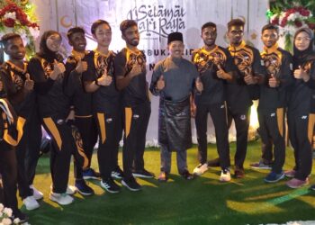 NUR AZMI Ahmad bersama skuad karate negara yang bertanding di Sukan SEA Kemboja 2023.