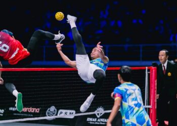 MESKIPUN berjaya memberikan tentangan sengit pada set pertama apabila kalah tipis 23-25, Penang Black Panthers (berjersi biru) terpaksa akur apabila tewas mudah pada set kedua, 10-21 kepada ATM Guardians dalam aksi minggu kedua kejohanan STL Emas Anuar 2023 di Spice Arena, Bayan Lepas, Pulau Pinang malam tadi. - PIX: FB Sepak Takraw League