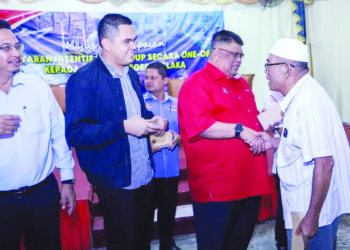 MUHAMAD AKMAL Saleh (dua dari kiri) bersama Ab. Rauf Yusoh pada Majlis Penyampaian Bayaran Insentif Sara Hidup Kepada Nelayan di Tanjung Bidara, Melaka. - UTUSAN/MUHAMMAD SHAHIZAM TAZALI