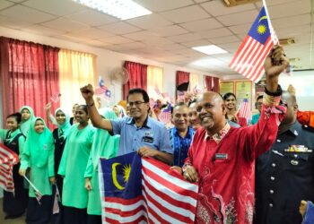 ABDUL RASHID Abdul Samad (dua dari kanan) bersama Mohammad Sabarullah Shaik Ismail (kanan) serta warga SK Seri Permai, di Bayan Baru, Pulau Pinang gembira selepas tersenarai antara 10 Sekolah Terbaik Dunia dalam pertandingan WBSP bagi Kategori Inovasi  iaitu menerusi Smart and Easy Table 2.0 (SnET).