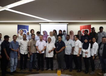 SEBAHAGIAN pengamal media bergambar bersama warga TNB Pulau Pinang pada Majlis Hi-Tea di Butterworth, Pulau Pinang semalam.