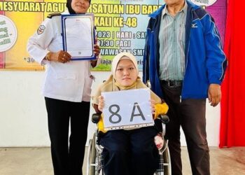 NUR FARRISHA HASHIM bersama ibunya, Wan Siah Yusoff dan bapanya, Hashim Ishak, 70, pada majlis pengumuman keputusan SPM di SMK Mak Mandin, Butterworth, Pulau Pinang hari ini. - Pix: SITI NUR MAS ERAH AMRAN