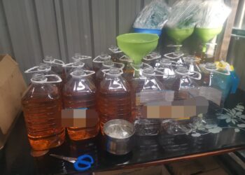 SEBAHAGIAN minyak masak bersubsidi yang dirampas dalam satu serbuan Taman Sentosa di Klang, Selangor, semalam.