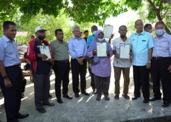 ANTARA nelayan kumpulan pertama yang diberi pengecualian awal untuk menerima bantuan bot dan enjin di bawah skim SIMP yang merupakan antara syarat utama dalam pelan projek PSI.