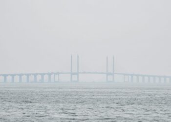 PEMANDANGAN Jambatan Pulau Pinang dari bahagian pulau yang kelihatan samar-samar berikutan situasi jerebu yang semakin buruk di Pulau Pinang khususnya di kawasan Seberang Jaya.