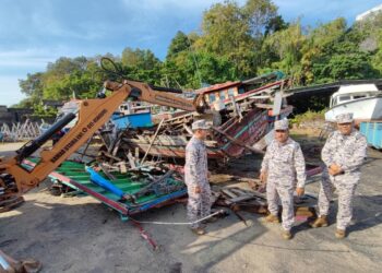 ABD. RAZAK Mohamed (tengah) memantau kerja-kerja pelupusan bot yang dirampas Maritim Malaysia atas pelbagai kesalahan di Limbongan Batu Maung, Pulau Pinang hari ini. - PIX: IQBAL HAMDAN