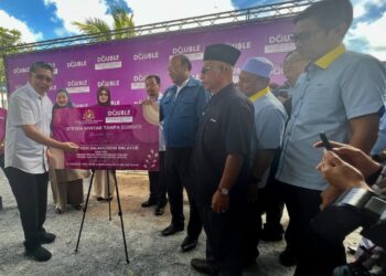SALAHUDDIN Ayub (dua dari kiri) menurunkan tandatangan sebagai gimik perasmian Projek Rintis Pembekalan Petrol RON95 dan Diesel  Tanpa Subsidi Di Padang Besar, Perlis hari ini. -UTUSAN/ASYRAF MUHAMMAD