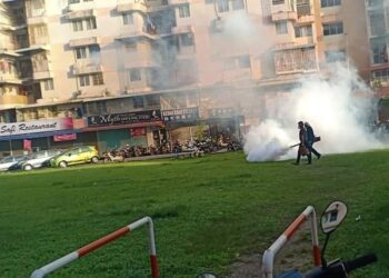 AKTIVITI kawalan vektor yang melibatkan pemeriksaan premis, semburan kabus dam penghapusan tempat pembiakan nyamuk Aedes merupakan antara tindakan bagi mencegah kes demam denggi. - GAMBAR HIASAN