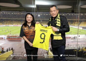 Presiden FAM, Datuk Hamidin Mohd Amin (kanan) menyampaikan hadiah jersi Harimau Malaya `HANAYO 9' kepada Menteri Belia dan Sukan, Hannah Yeoh di Stadium Nasional, Bukit Jalil, baru-baru ini. - IHSAN FAM