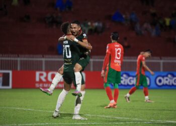 MOHD. Faisal Halim (dua kiri) meraikan jaringan yang dihasilkan pada aksi Selangor melawan Kelantan United di Stadium Sultan Muhammad IV, Kota Bharu, Kelantan-UTUSAN/KAMARUL BISMI KAMARULZAMAN