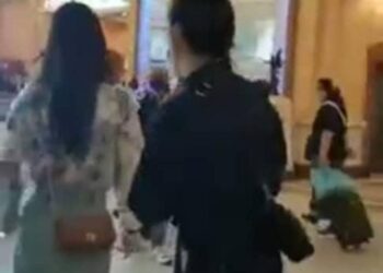 TANGKAP layar dua orang wanita warga asing dipercayai melakukan aktiviti meminta wang atau mengutip sedekah di sebuah kawasan Genting Highlands di Bentong, Pahang. - FOTO/IHSAN IPD BENTONG