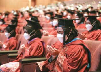 GRADUAN kini berdepan dengan persaingan sengit termasuk dari kalangan mereka yang diberhentikan kerja semasa pandemik Covid-19  untuk mendapatkan pekerjaan tetap yang setara dengan kelulusan mereka. - GAMBAR HIASAN